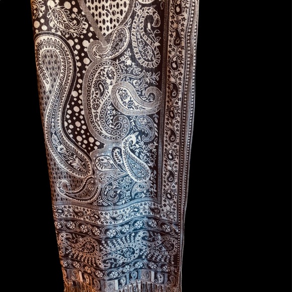 White and Navy oversized Shawl. Paisley Print fringed. One size - Picture 3 of 9
